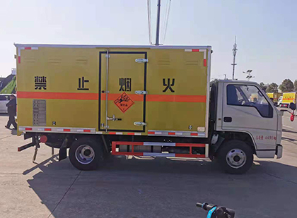 科尔沁爆破器材运输车工人安全操作规范与智能技术保障